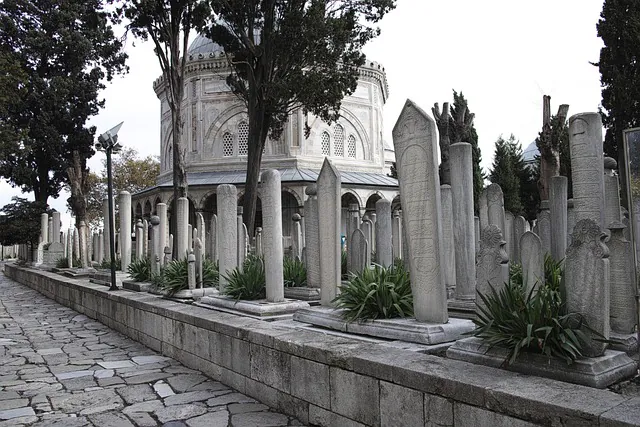 Islamische Bestattungen - Historischer islamischer Friedhof mit verzierten Grabsteinen