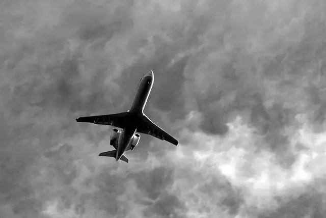 Islamische Bestattungen - Schwarz-weiß-Foto eines Flugzeugs, das über den Himmel mit dramatischen Wolken fliegt